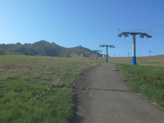 遠くに飯士山が見えます。_岩原