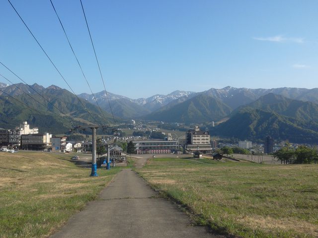 斜面を上るほど、麓の美しい景色が眼下にひろがります。_岩原