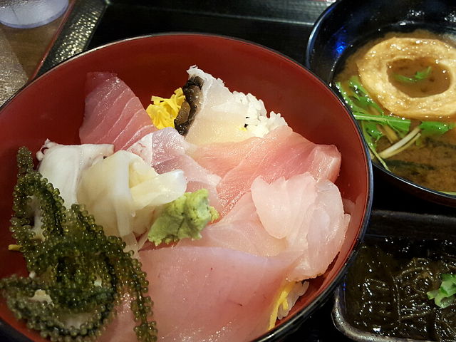 新鮮なお魚!_海鮮 すし 島料理 サバニ船