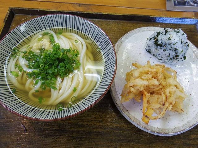 かけうどん、わかめむすび、かき揚げ_手打ちうどん 麺工棒 小郡店