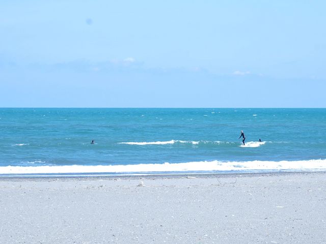 晴れている日の海はいいですね。
サーファーが数名いました。_静波海岸