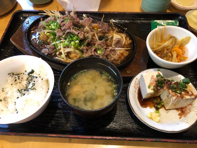 鉄板メニューは熱々でがっつり!_まるた食堂