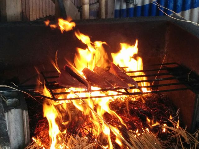 鰹わら焼き中。_海の駅とろむ直販所