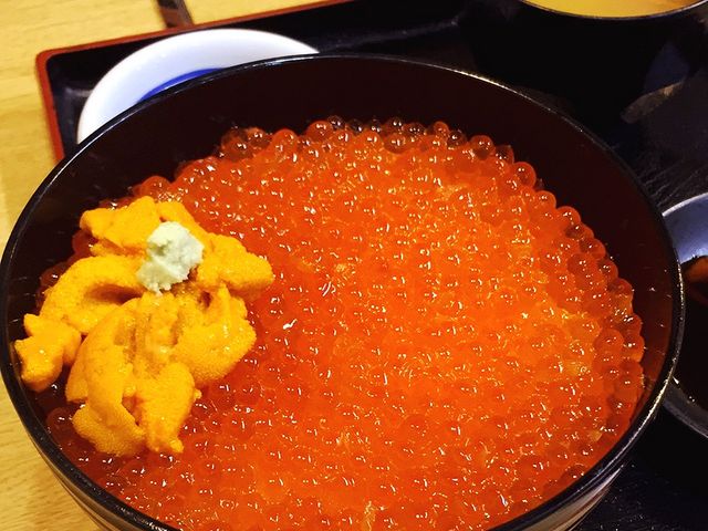 いくら丼にうにをトッピング_お食事処 すみれ