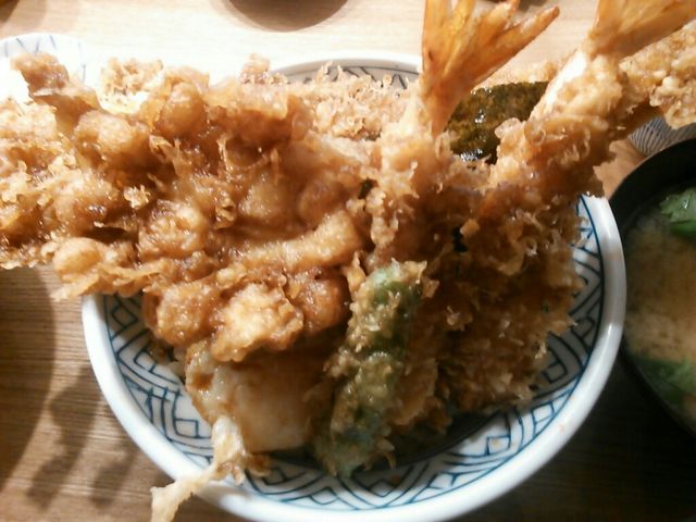 大きな天ぷらがたくさん_日本橋・天丼・金子半之助