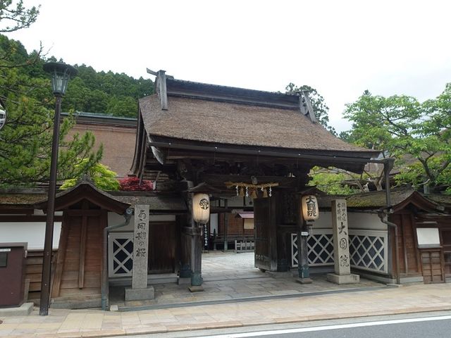 桧皮葺の美しい建物です_大円院(精進料理)