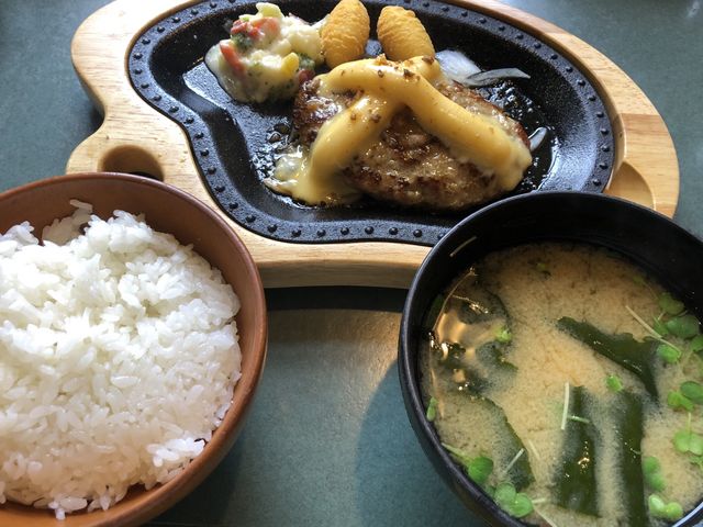 ランチメニューの中からチーズハンバーグを選択。_びっくりドンキー矢田店