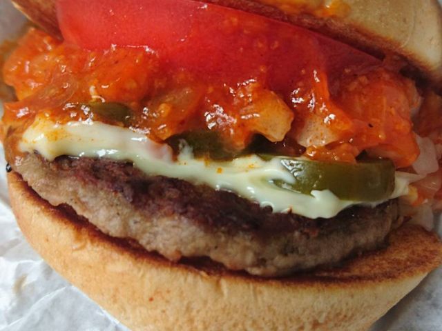 肉を挟むのは、米でも肉も出なく、パン。_モスバーガー八戸石堂店
