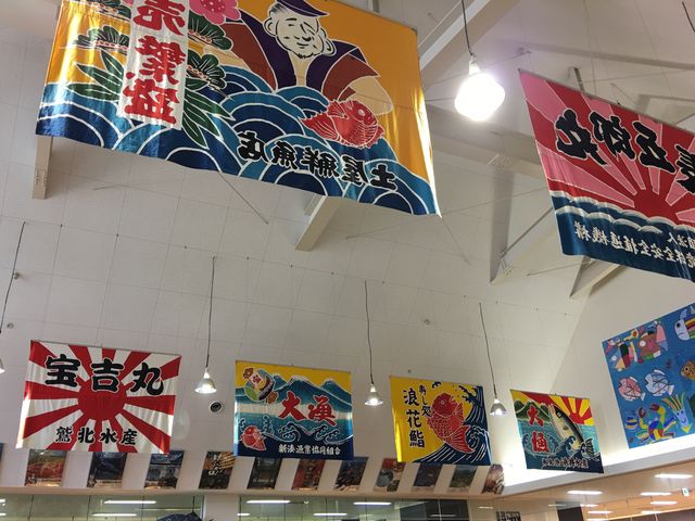見上げると大漁旗がたくさん_富山のきときと市場