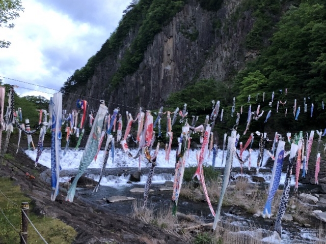 鯉のぼりと材木岩_材木岩