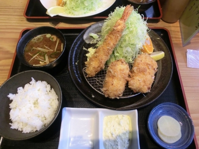 海老フライとクリームコロッケのセット。_はまーかつ
