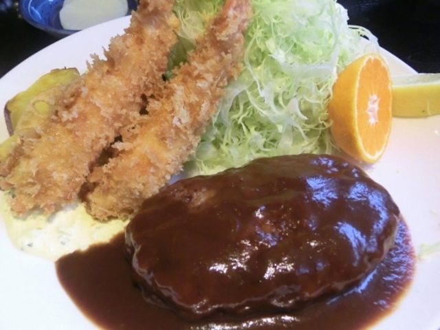 ハンバーグと海老フライとのセット。_はまーかつ