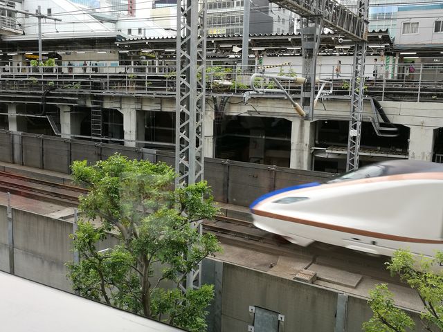 窓から新幹線が間近に見られます_マクドナルド秋葉原駅前店