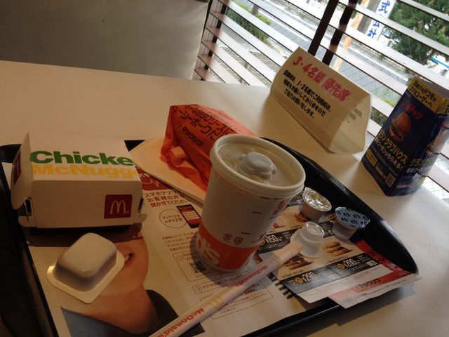 二階のテーブル席_マクドナルド 6号線青戸店