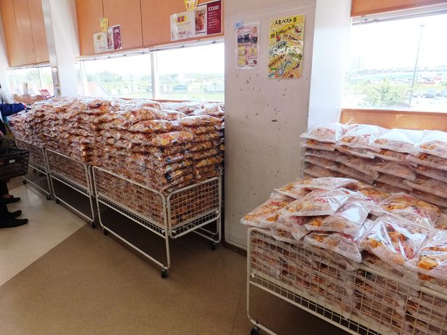 肥料売り場みたいに積み上げられていました。_えびせんべいの里 刈谷オアシス店