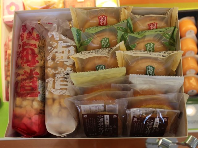 選んだお菓子を詰めていただきました。_北菓楼 砂川本店