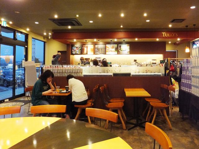 大きなテーブル席が特徴_タリーズコーヒー上郷サービスエリア(SA)下り店