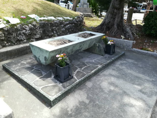 お花と平たい線香_魂魄之塔