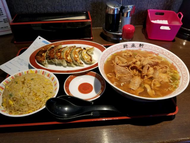 ホルモンラーメン、餃子、半炒飯 どれも旨すぎる ホント、病み付きになるわ(笑)_新来軒