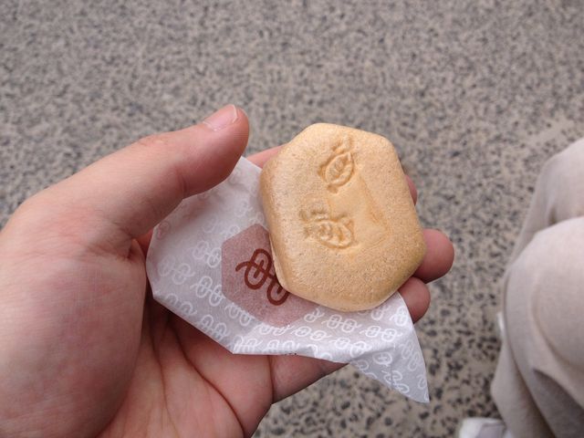 デザインも可愛いです。最中の厚みは薄め_亀屋・本店