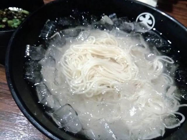 ラーソーメンです。
左上がつけつゆ。_博多創作居酒屋・ふとっぱら・中洲川端駅前店