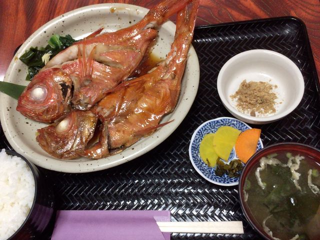 金目鯛の煮付け定食。ふわっとしていて味付けもちょうど良く美味しかったです。ご飯がすすみます。_魚河岸