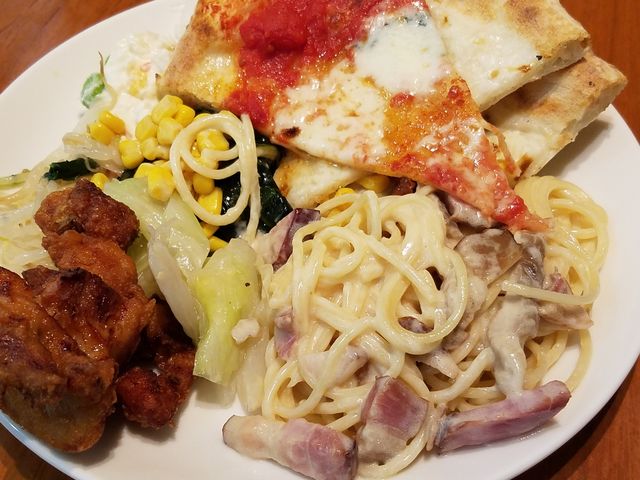 パスタやサラダもあります。_サルヴァトーレ クオモ SALVATORE CUOMO 新宿サブナード