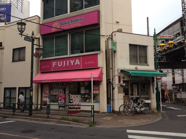 交番の隣にあります_不二家 高砂店(FUJIYA)