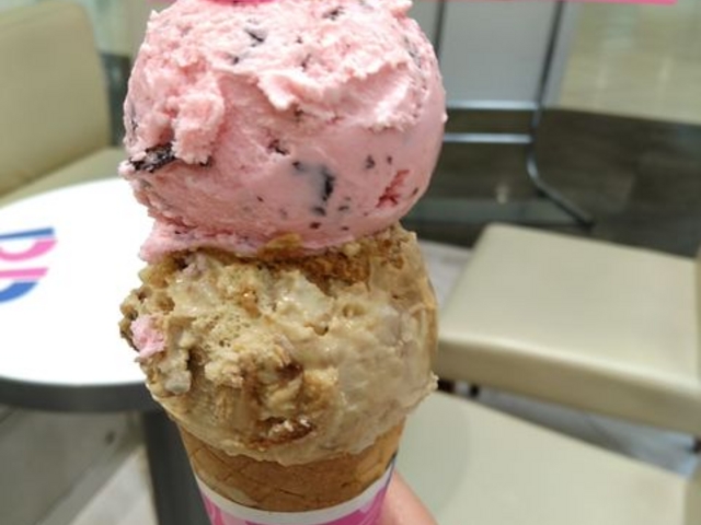 座席を利用して食べているところです。_サーティワンアイスクリーム大宮マルイ店(31 Baskin-Robbins)
