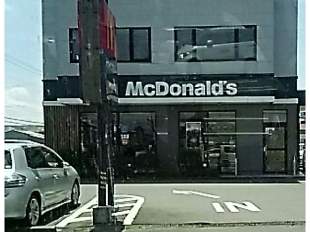 真岡店、駐車場の入口_マクドナルド408真岡店