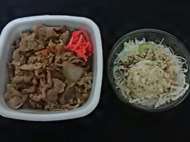 牛丼と、サラダ_吉野家 静岡瀬名川店