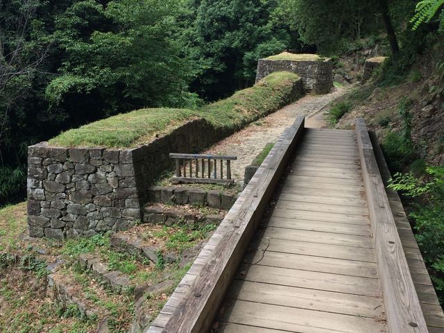途中にも石垣や土塁_金山城ハイキングコース
