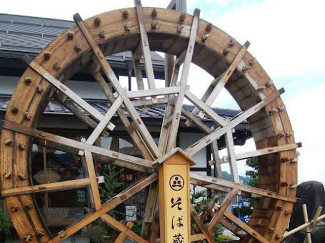 店先の水車_そば蔵沖田店