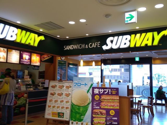 空いている店内_サブウェイパラディ学園前店