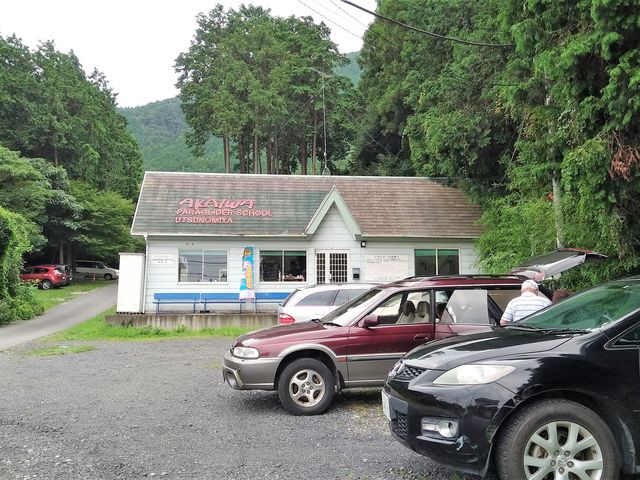 クラブハウス前_AKAIWAパラグライダースクール宇都宮