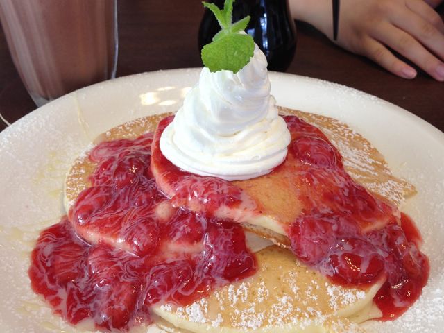ベリーソースのパンケーキ、だったかなぁ…_ヤッケブース