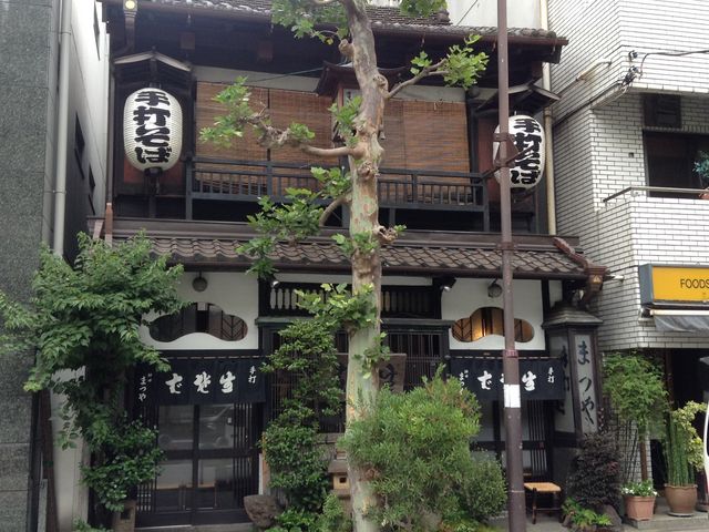 明らかに周りと違う建物です_まつや