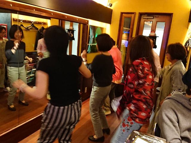 お店のダンスフロアは鏡張りです。ノリノリで踊っちゃいましょうq(^-^q)_Soul Eggs
