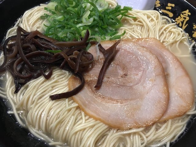 ラーメン_とんこつラーメン 博多三氣