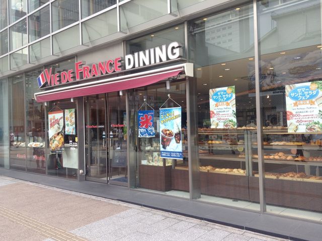 ガラス張りで開放的なパン屋さん_ヴィ・ド・フランス秋葉原店