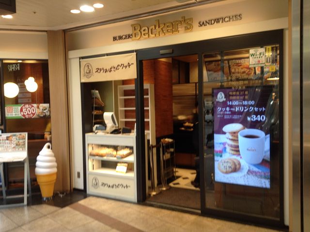 改札内コンコースにある便利店_ベッカーズ西船橋店