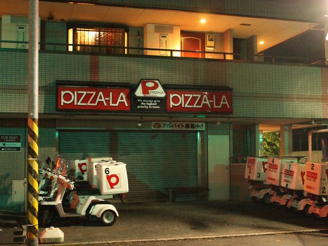 夜の閉店後です。_ピザーラ田無店