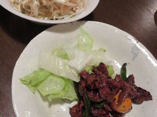 新玉ねぎオニオンスライスサラダ&B級グルメ甲府とりもつ煮_葡萄屋