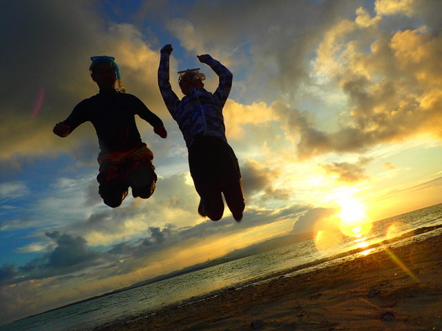 夕日を背にジャンプ!少ししか飛び上がれなかったけど、上手に撮ってもらってます。_石垣島マリンステージ クライム