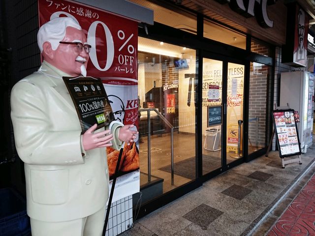 カーネルおじさん_ケンタッキーフライドチキン生駒駅前店