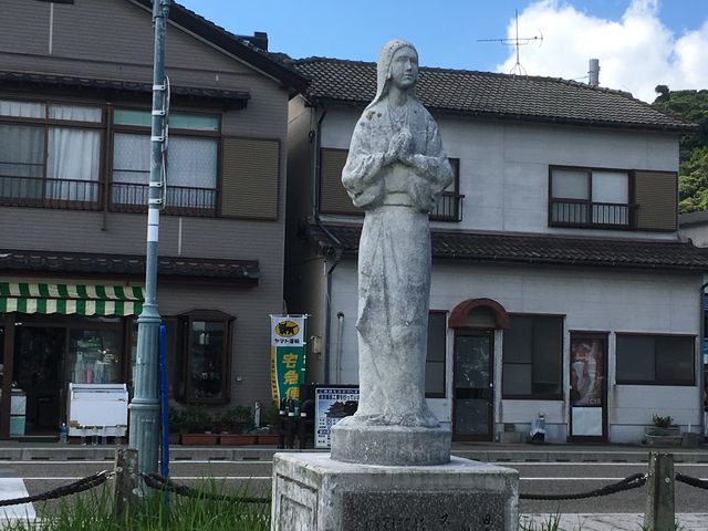 交流広場にあるじゃがたら娘像_平戸港交流広場