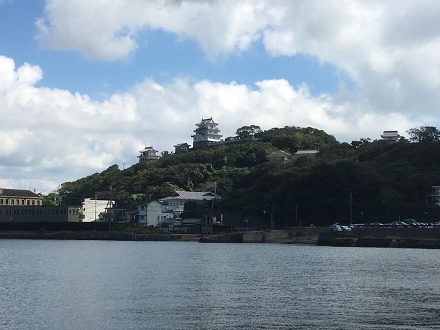 見上げると平戸城の姿も。_平戸港交流広場