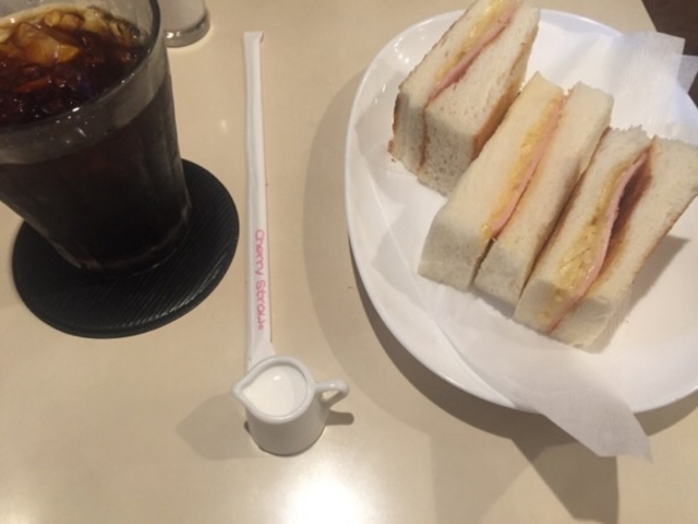 サンドイッチとアイスコーヒーです。_コロンビア