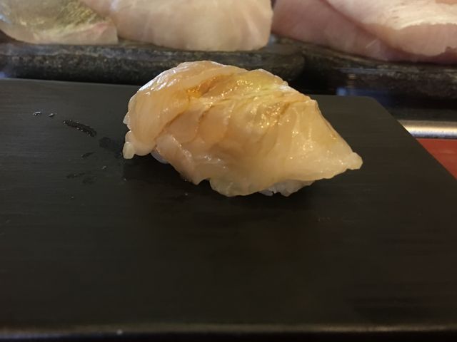 クエの下にはウニ_奴寿司