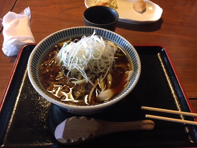 濃い醤油色_そば処 萬乃助